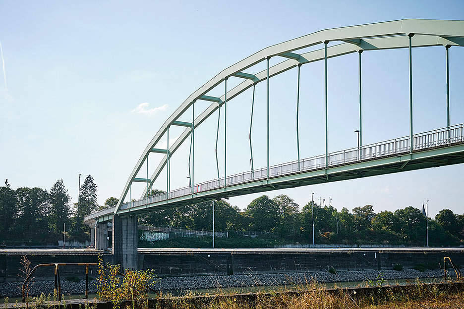 Sieht nicht so schlimm aus, wie es ist: Brücke von Niehl zum Rheinufer 