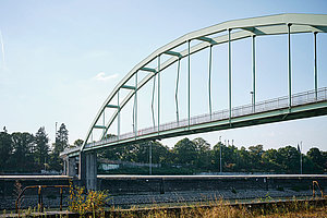 Sieht nicht so schlimm aus, wie es ist: Brücke von Niehl zum Rheinufer 