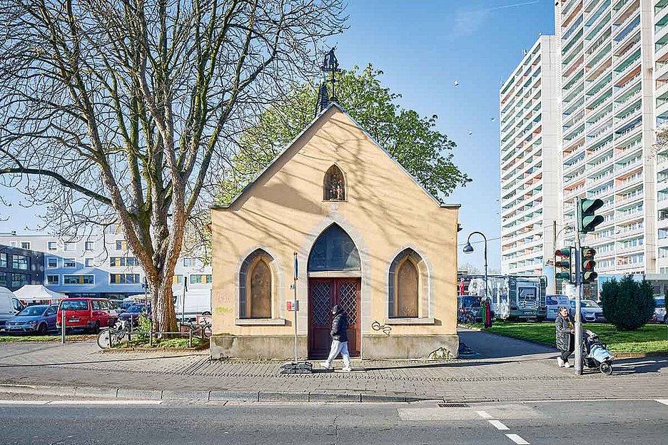 Foto: Thomas Schäkel /Stadtrevue Steht trotzig an ihrem Platz: Rochuskapelle in Bickendorf
