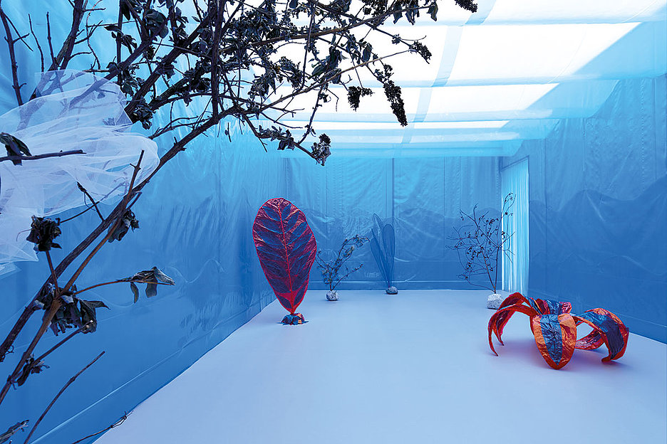 Foto: Aljaz Fuis Installationsansicht, Kontrapunkt mit Blumen, 1982 (2023), Museum Ludwig © Füsun Onur, Foto: Aljaz Fuis