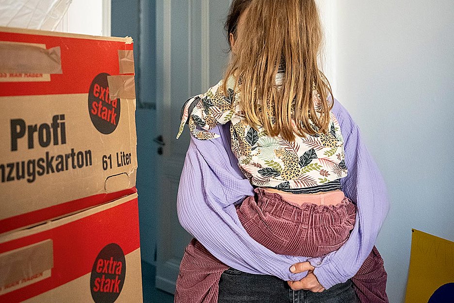 »Nachbar:innen, Umfeld, Grundschule: Es hängt viel mehr dran als nur  die Wohnung. Auf einmal bestimmt jemand, dass das alles vorbei ist«: Luise Hallmann mit Tochter in ihrer neuen Wohnung in Bayenthal
