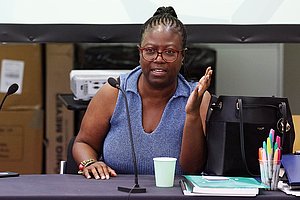 Auf den Schultern von Pionierinnen: Delia Jarrett-Macauley; Foto: Facundo Arrizabalaga