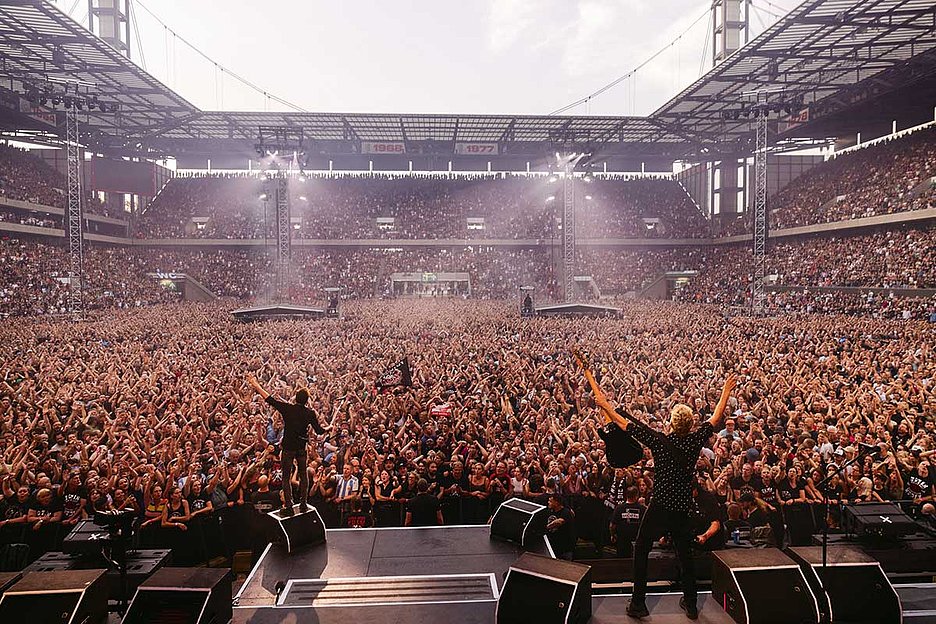 Wenn die Leute jubeln, spielen rheinische Befindlichkeiten keine Rolle: Abschied der Toten Hosen im RheinEnergie-Statdion (Foto: Bastian Bochinski)