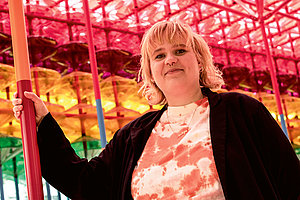 Fährt Karussell trotz der Verhältnisse: Paula Irmschler, Foto: Chris Schalko