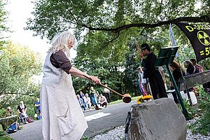 Erst Geldstrafe, dann Friedenspreis: Ariane Dettloff am Gedenkstein im Hiroshima-Nagasaki-Park 