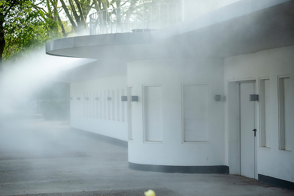 Früher spielte auf dem ›Balkon‹ eine Kapelle, um das Wettgeschehen einzuheizen. Zur Landesgartenschau wird der Totalisator mitseinem Balkon ebenfalls zur Eventfläche. (© LAGA Neuss 2026 GmbH & Anne Orthen)