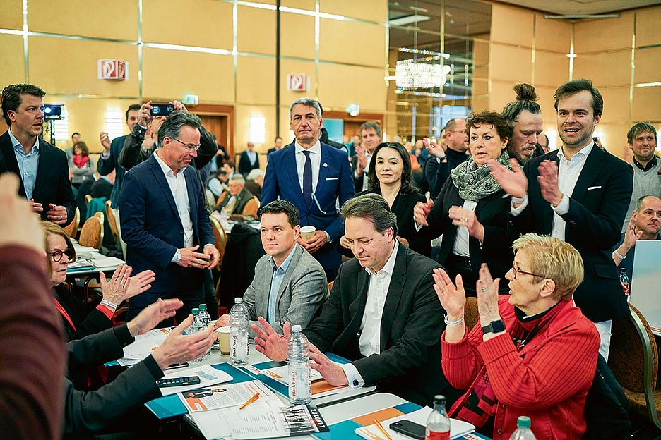 Foto: Thomas Schäkel / Stadtrevue Damals mochte ihn die Basis noch: Applaus für CDU-Chef Karl Mandl nach seiner Wahl im Frühjahr 2023
