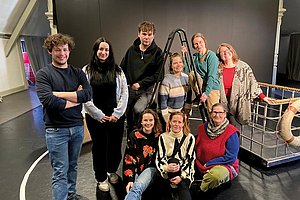 Regisseurin Stephanie Mündel-Möhr (2. Reihe, rechts) und ihr Team, Foto: Comedia Theater