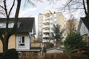 Poll eine wilde Mischung von kleinen Siedlungen, alten Gassen, neuen Gewerbegebieten und Brachen