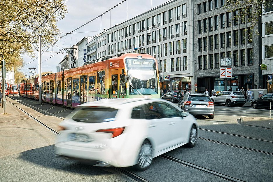 Foto: Thomas Schäkel / Stadtrevue Wer hat hier Vorfahrt? KVB-Haltestelle am Neumarkt Foto: Thomas Schäkel