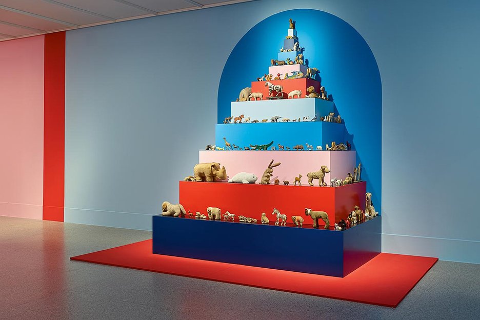 Foto: Simon Vogel, Kunst- und Ausstellungshalle der Bundesrepublik Deutschland Scheinen ein Eigenleben zu führen: Spielzeugtiere in der Bonner Ausstellung »Delirious Toys«, Foto: Simon Vogel, Kunst- und Ausstellungshalle der Bundesrepublik Deutschland