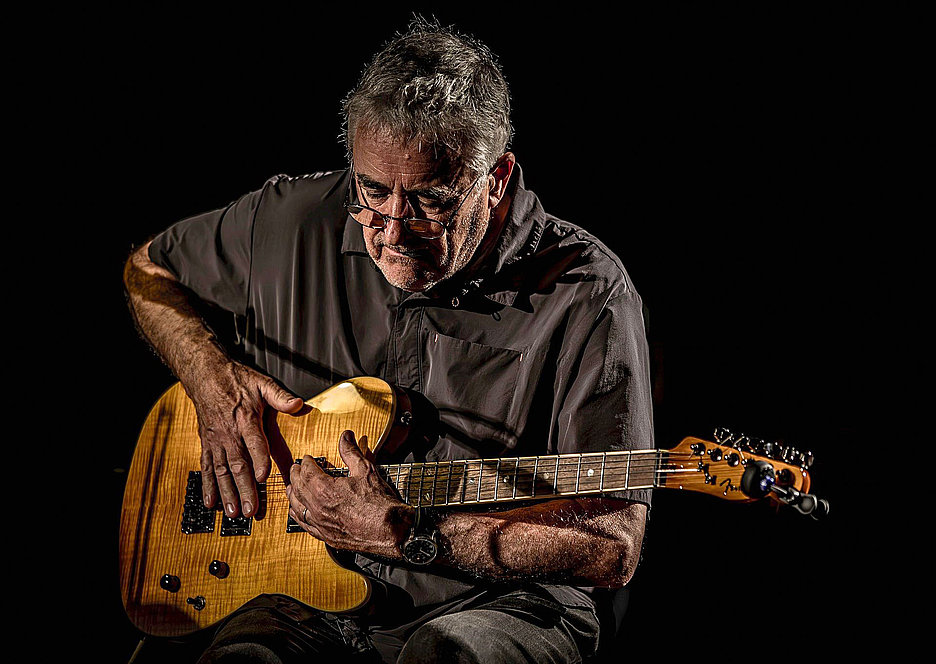 Foto: Arturo DiVita, © Artist Harmonisches Klirren: Fred Frith Foto: Arturo DiVita, © Artist
