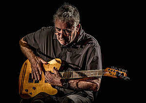 Harmonisches Klirren: Fred Frith  Foto: Arturo DiVita, © Artist