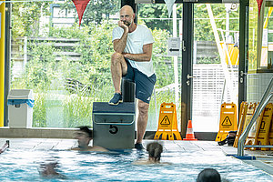 Ganz schön was los hier: Oleg Pokrass wacht über  die Schwimmer im Lentpark (Alle Fotos: Dörthe Boxberg)
