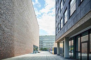 Bis zum Einzug ist es noch ein weiter Weg: Blick auf die ehemalige Kaufhof-Zentrale nahe dem Neumarkt 