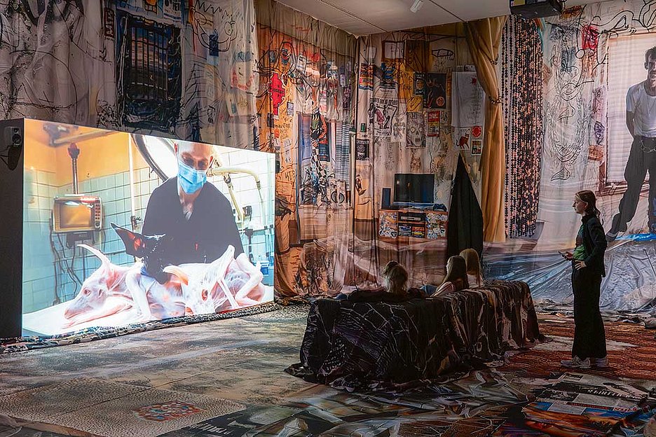 Jon Rafman, Main Stream Media, Ausstellungsansicht, Kunstsammlung ­Nordrhein-Westfalen 2026. Foto: Linda Inconi-Jansen 