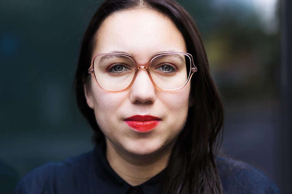 Auge und Ohr, aber auch Mund: Ronya Othmann, Foto: Paula Winkler
