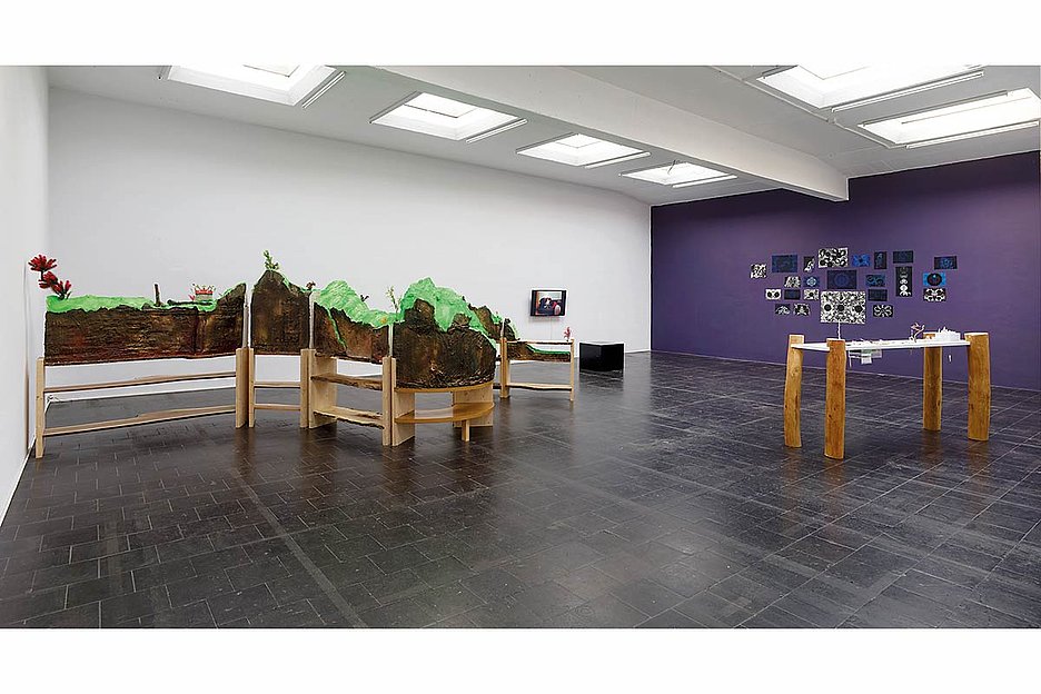 Foto: Simon Vogel Viel zu entdecken: Ausstellungsansicht »Unruly Kinships«; Foto: Simon Vogel