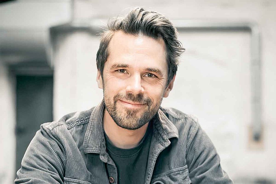 Foto: Thomas Schäkel / Stadtrevue Versöhnt durch alle Selbstkritik hindurch: Jonas Burgwinkel