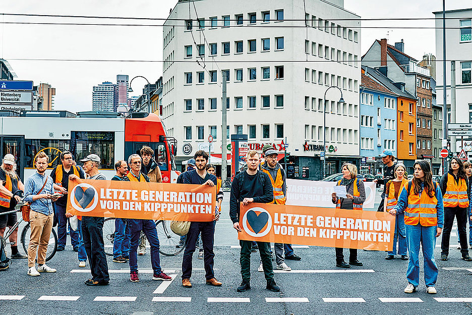 Foto: Thomas Schäkel / Stadtrevue Verkehrsknotenpunkt, lahmgelegt: Demonstration der Letzten Generation am Barbarossaplatz