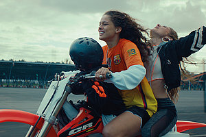 Born to be wild: Julie Ledru (links)