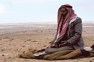 Der Mann aus Nordsyrien betet und sagt gerade ein Duaa ­— ein Wunsch an Gott. © Megumi Yoshitake