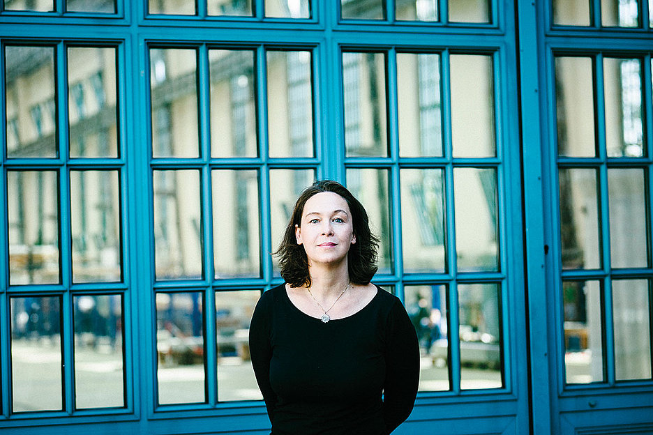 Schaut über die Buchseite hinaus: Monika Rinck