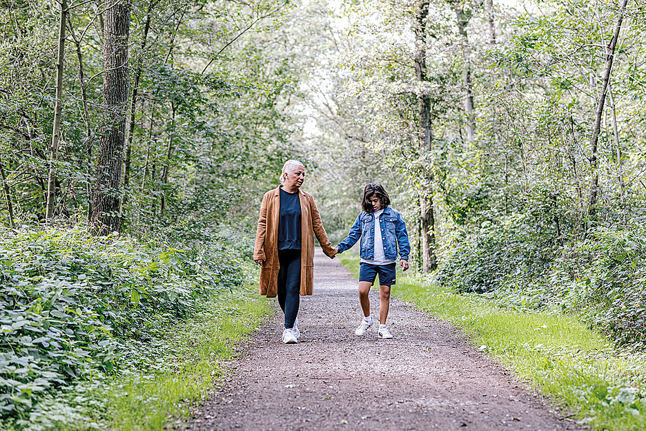 Foto: Susanne Troll »Warum tut die Stadt uns das auch noch an?«: Ayten Balik mit ihrem Sohn Teoman auf dem Schulweg