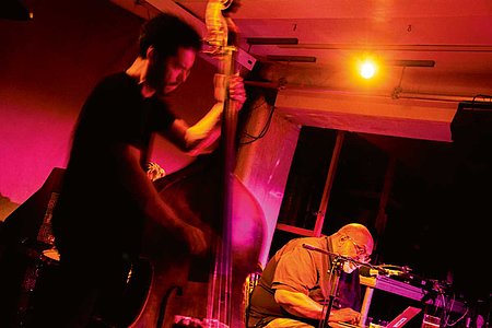 Live-Auftritt von Brandon Lopez (Kontrabass) und Fred Moten (Keyboard))