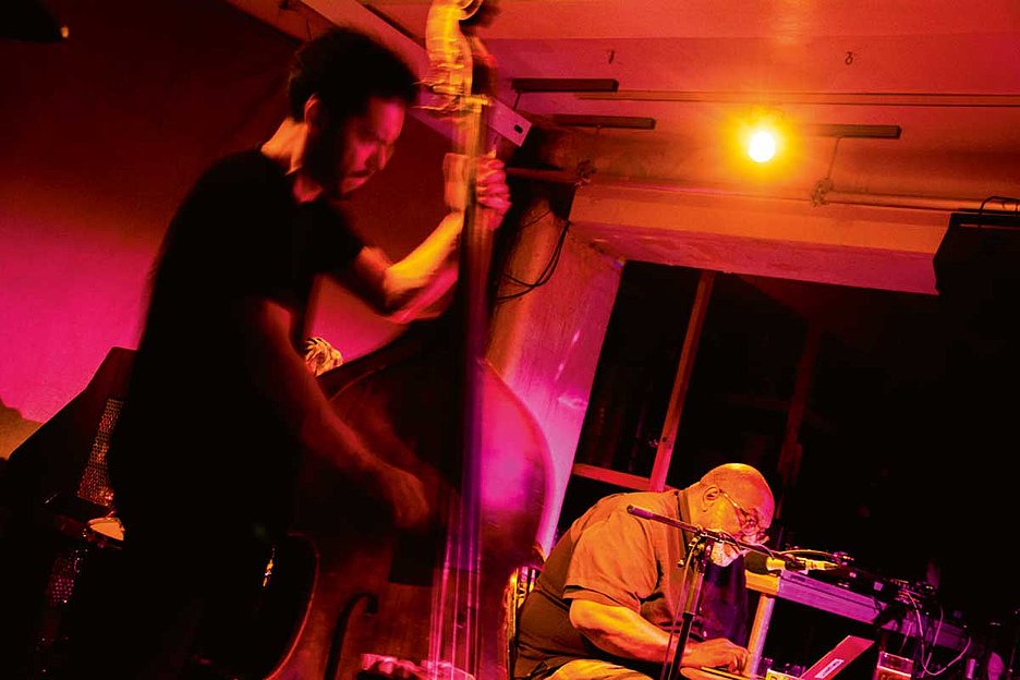 Foto: Julia Dratel Live-Auftritt von Brandon Lopez (Kontrabass) und Fred Moten (Keyboard))