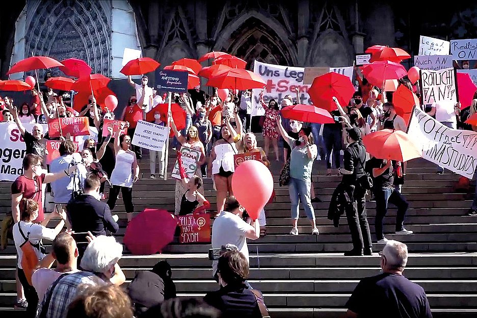 #Rotlicht An! — Protestaktion von Sexarbeiter*innen vor dem Kölner Dom im Juli 2020 gegen die Corona-Auflagen und für mehr Akzeptanz   Filmstill: 3UU Productions, © cc by 3.0