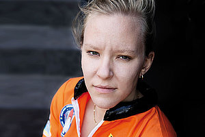 Skeptischer Blick in Richtung Gott: Raphaela Edelbauer, Foto: Victoria Herbig