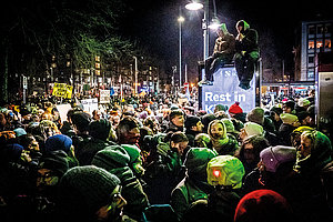 Durchgefroren und trotzdem da: Kölner Heumarkt-Antifa