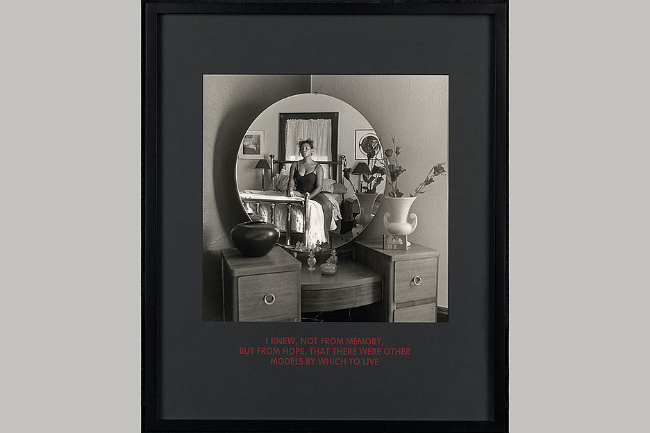 Reproduktion: Rheinisches Bildarchiv, Köln Carrie Mae Weems, Nicht Manets Typ, 1997. Serie von fünf Gelatinesilberpapieren mit Text auf Passepartout, 63 × 52,5 cm, Museum Ludwig Köln, © Carrie Mae Weems, Reproduktion: Rheinisches Bildarchiv, Köln