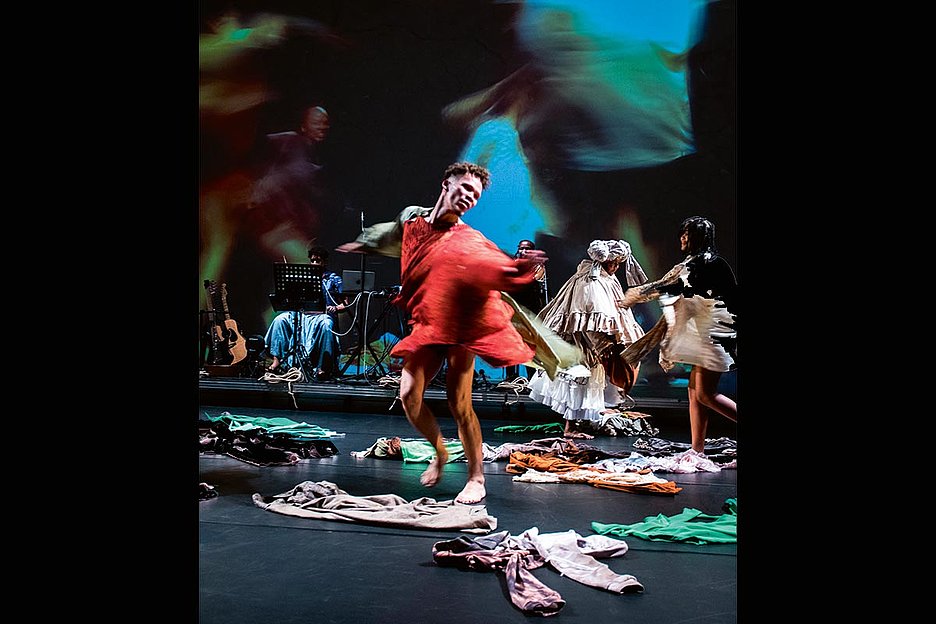Foto: Valerian Galy »… how in salts desert is it possible to blossom …«: Tanzperformance im PACT Zollverein Essen, 3., 4. und 5. September, Foto: Valerian Galy