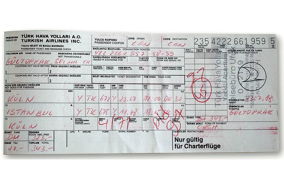 Keine Grenzenlosigkeit über den Wolken: Dummy-Ticket aus »Terminal, Terminal«; Foto: Selma Gültoprak