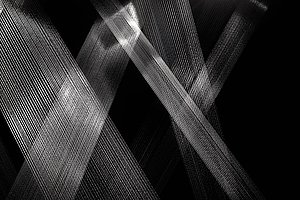 Lygia Pape, »Ttéia 1C«, 2001/2022,  silberner Faden, Holz, Nägel und Licht  © Projeto Lygia Pape, Courtesy Projeto Lygia Pape, Foto: Pedro Pape