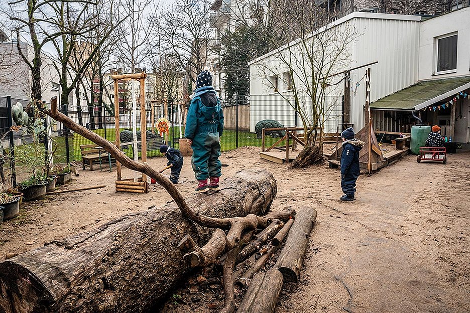 Foto: Dörthe Boxberg / Stadtrevue Kaum noch eine städtische Kita kann die vereinbarten Betreuungszeiten verlässlich einhalten: Außengelände einer Kölner Kita