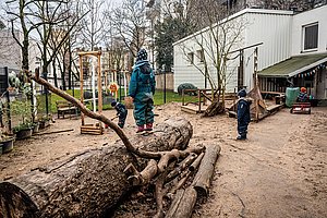 Kaum noch eine städtische Kita kann die vereinbarten Betreuungszeiten verlässlich einhalten: Außengelände einer Kölner Kita   