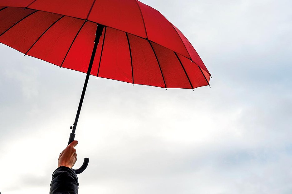 Der rote Regenschirm ist das ­Symbol des weltweiten »Sex ­Worker Movement«. Erstmalig tauchte der rote Regenschirm  2001 auf der Biennale in Venedig im Rahmen eines Kunstprojekts  auf. Seitdem steht er für gleiche Rechte der Sexarbeiter*innen, Schutz