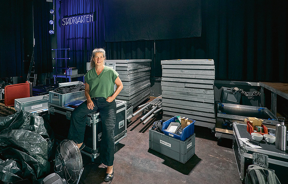Noch wird im Saal umgebaut: Kornelia Vossebein in Erwartung der großen Jubiläumssause Foto: Thomas Schäkel