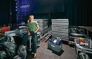 Noch wird im Saal umgebaut: Kornelia Vossebein in Erwartung der großen Jubiläumssause  Foto: Thomas Schäkel