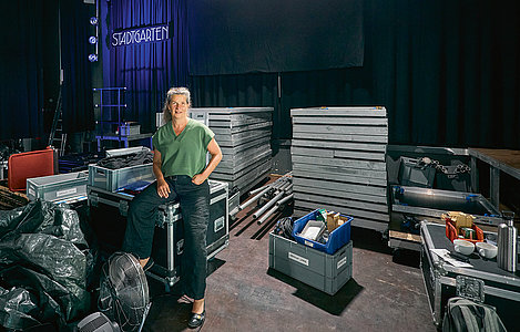 Noch wird im Saal umgebaut: Kornelia Vossebein in Erwartung der großen Jubiläumssause  Foto: Thomas Schäkel