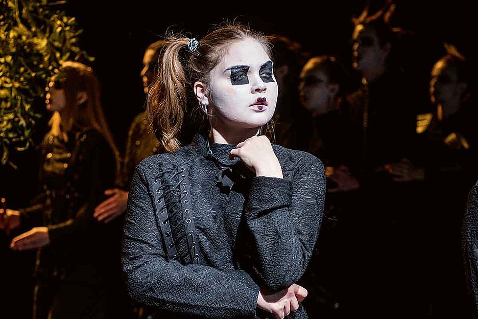 Klug und gewitzt: Premiere der Schauspielschüler:innen. Foto: Oliver Strömer