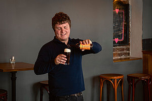 Easy Drinking: Kevin Kader von Blauer Tapir freut sich auf sein Alt 