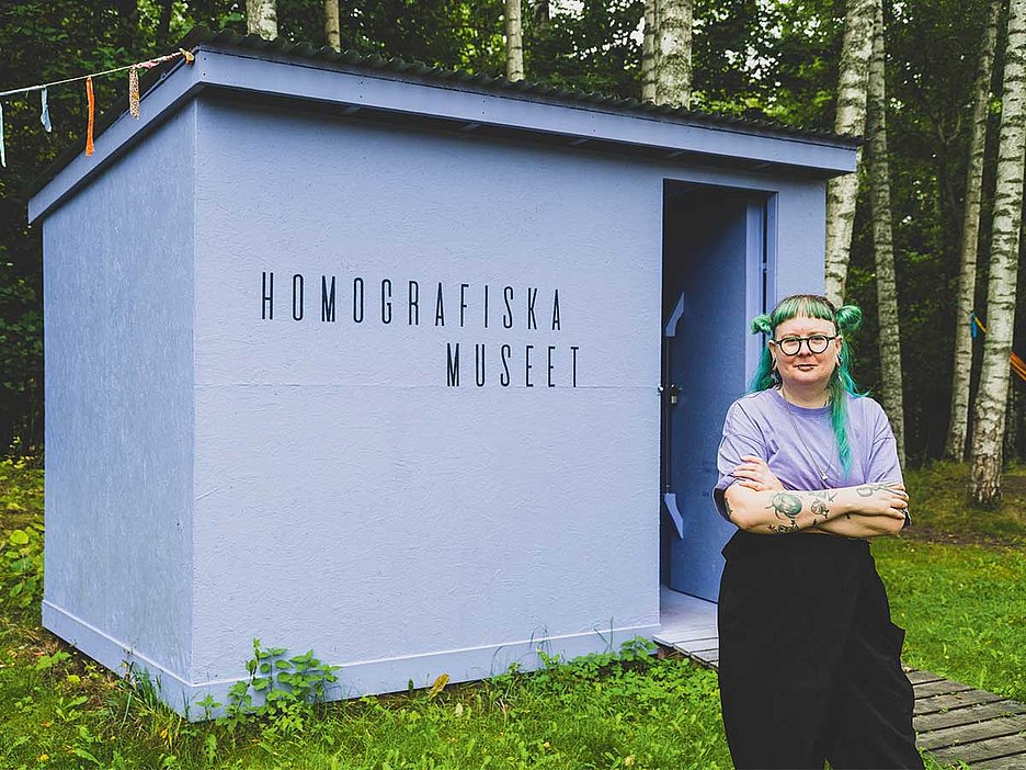 Funny Livdotter vor dem Homografiska Museet in Fengersfors, Schweden