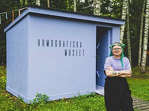 Funny Livdotter vor dem Homografiska Museet in Fengersfors, Schweden