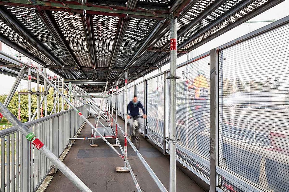 Foto: Thomas Schäkel / Stadtrevue Tunnelblick: Engstelle für Fußgänger und Radfahrer auf der Rodenkirchener Brücke