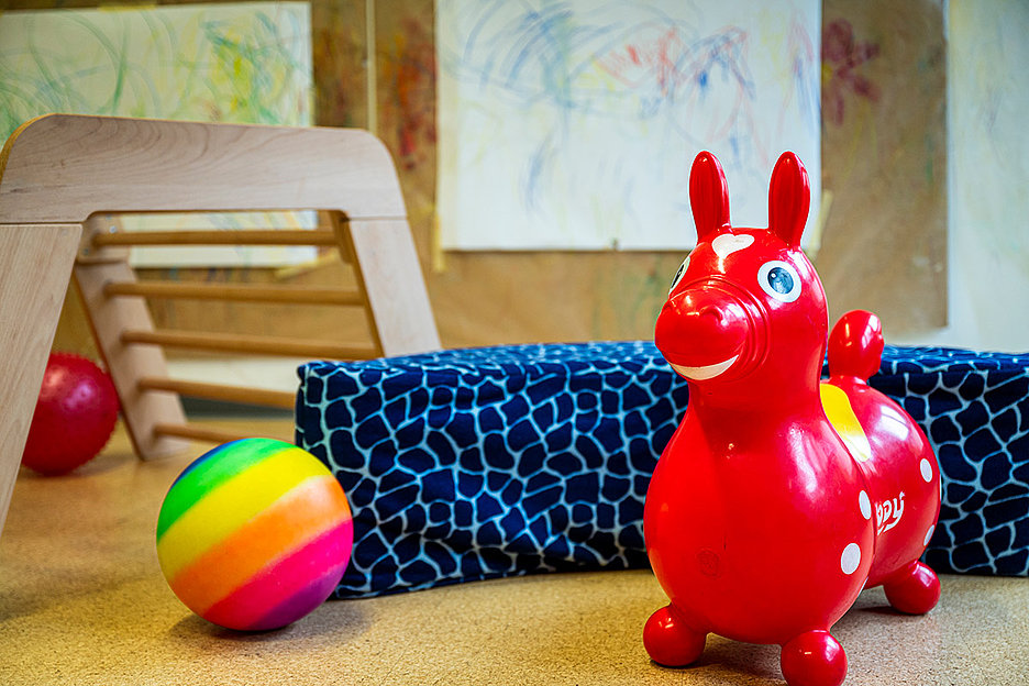 Da freut sich schon einer: Gleich kommen die Kinder!
