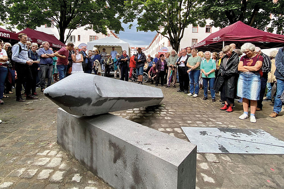 Bereits beschmiert: David Semper, Wartende Säule